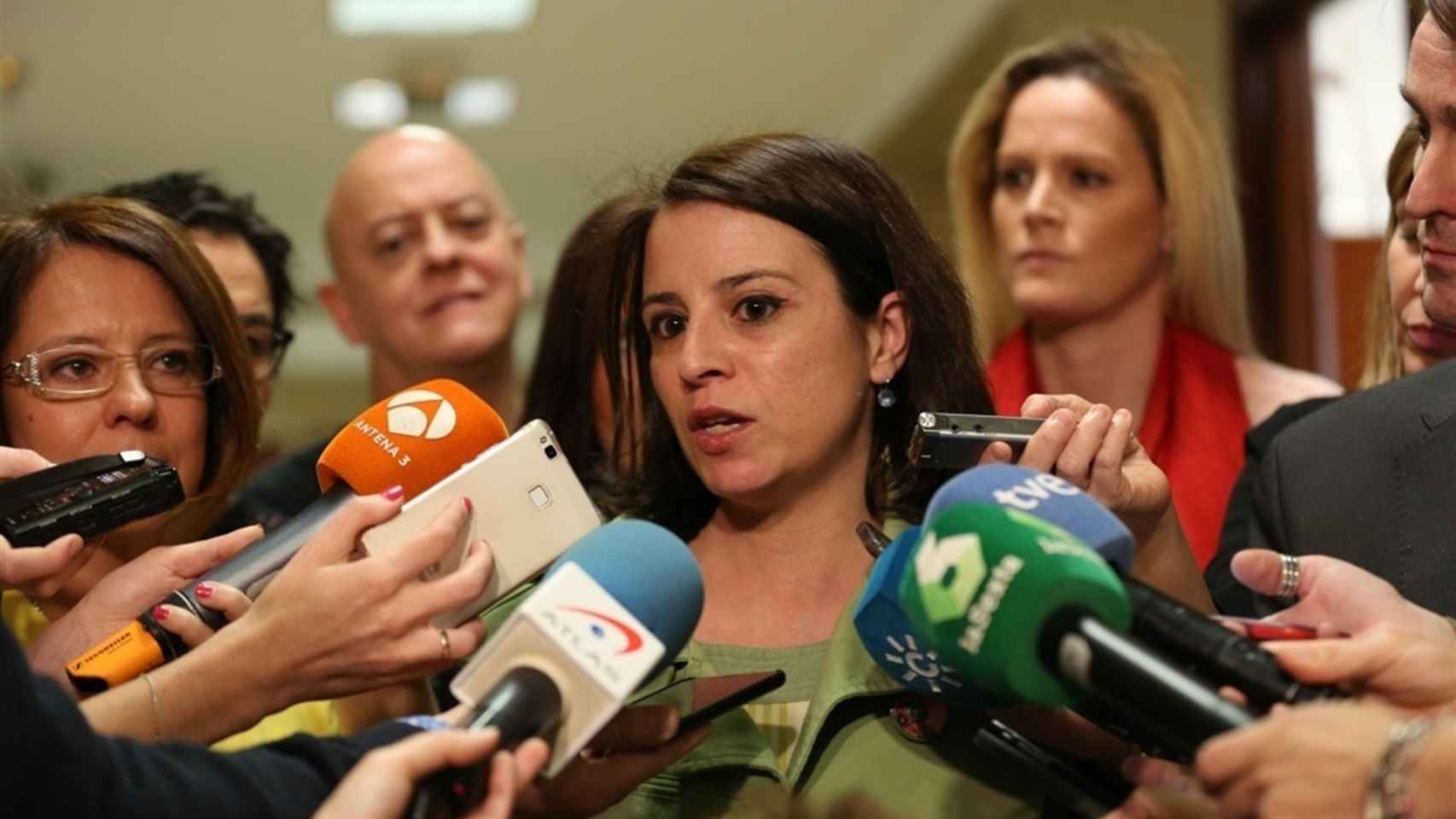 Adriana Lastra atiende a los medios en los pasillos del Parlamento