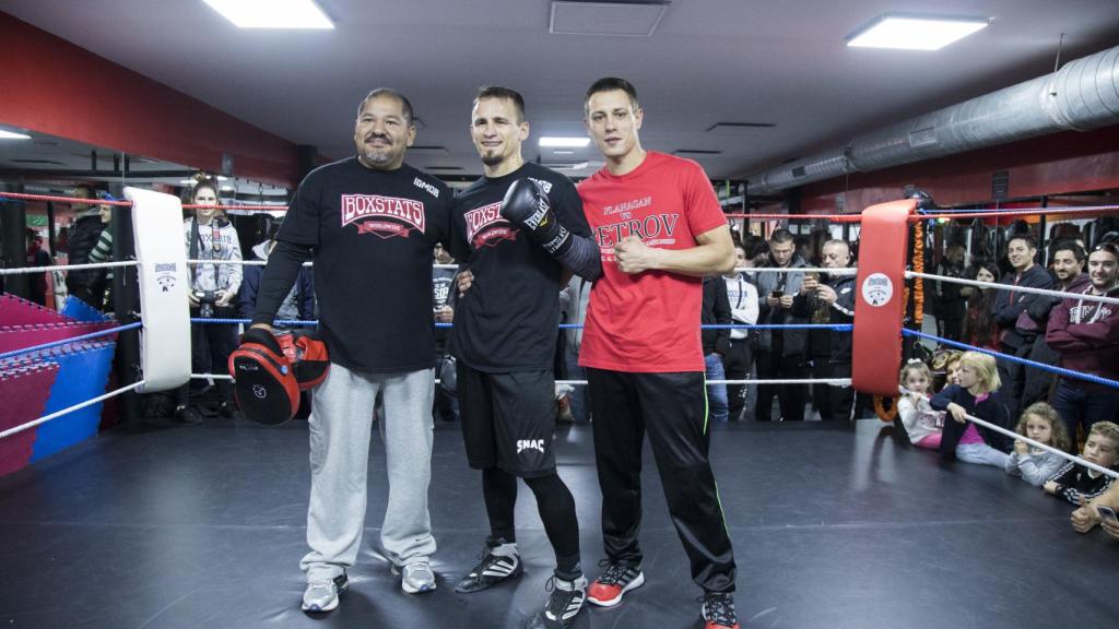 Petrov junto a su equipo en el último entrenamiento libre.