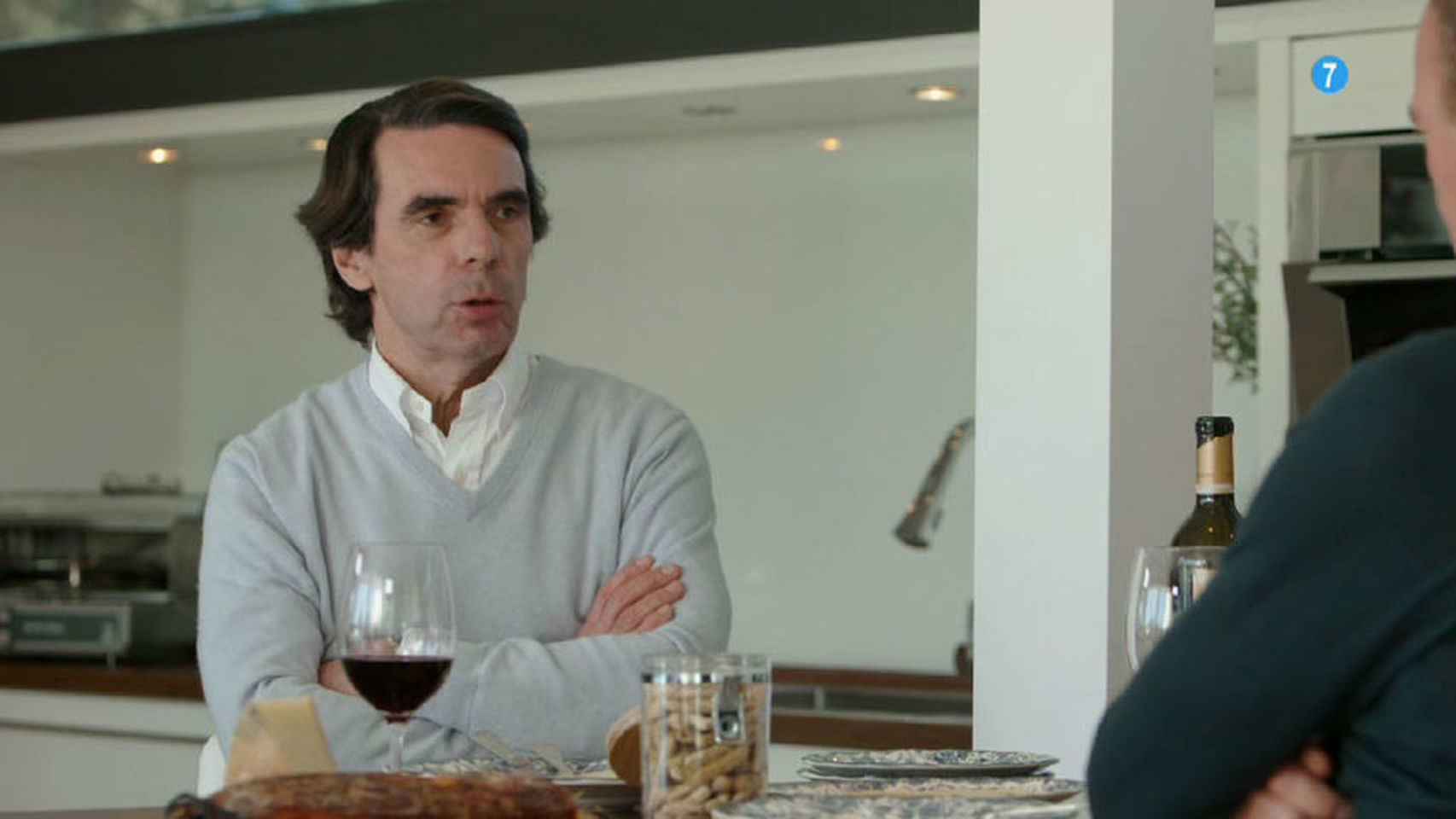 Aznar se quedó tras el programa a tomar un vino con el presentador y el resto del equipo