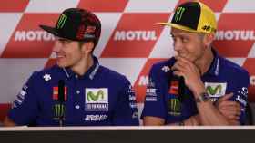 Valentino Rossi sonríe, junto a Maverick Viñales, durante la conferencia de prensa del GP de Argentina.