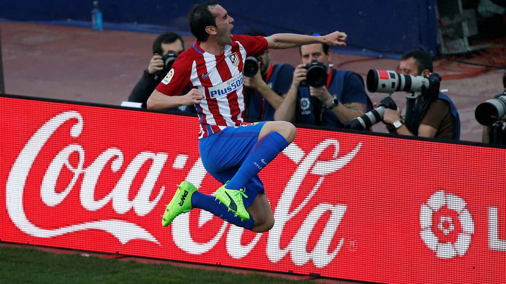 Godín celebra un gol en el Calderón.