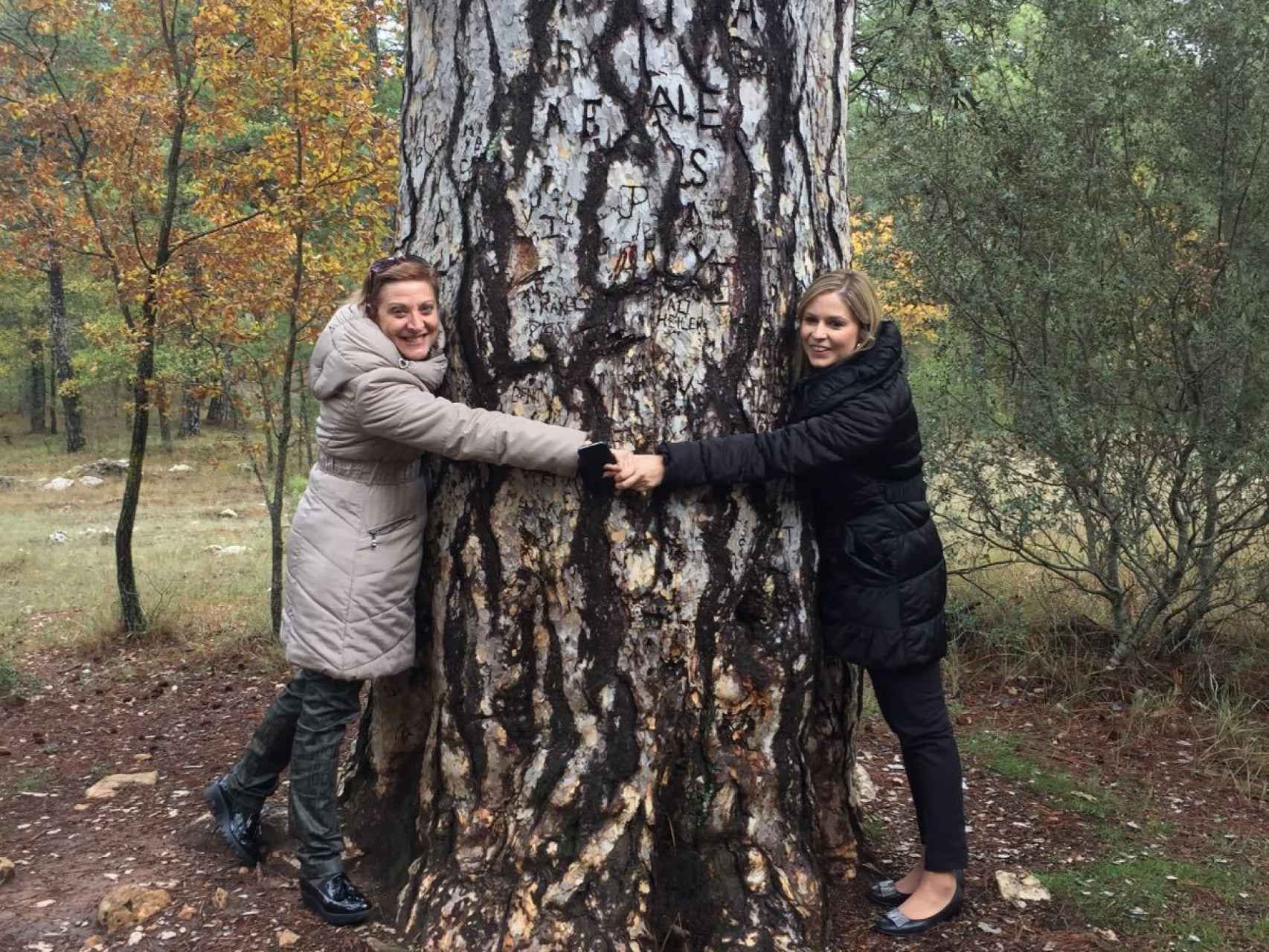 Abrazamos un árbol singular en Cañada del Hoyo, singular y único, como era Elena (Yolanda, su amiga)