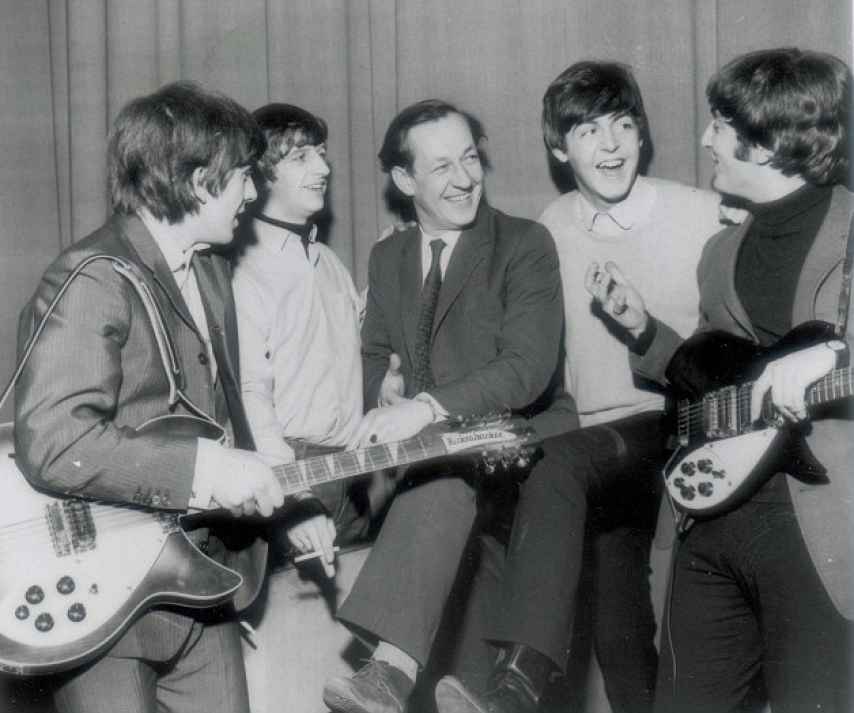 Brian Matthew junto con los Beatles.