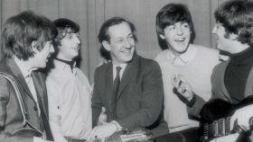 Brian Matthew junto con los Beatles.