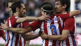 Juanfran y Savic celebran el gol de su compañero Filipe Luis.