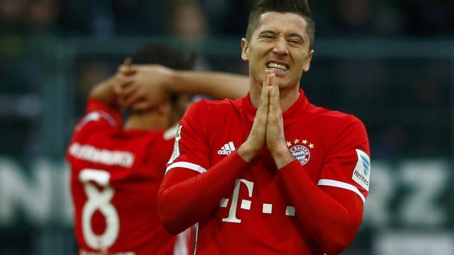 Lewandowski se lamenta tras fallar una ocasión.