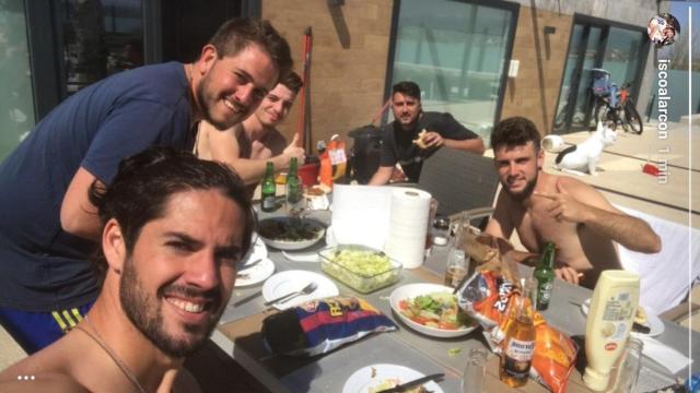 Isco con la bolsa de patatas del Barcelona.