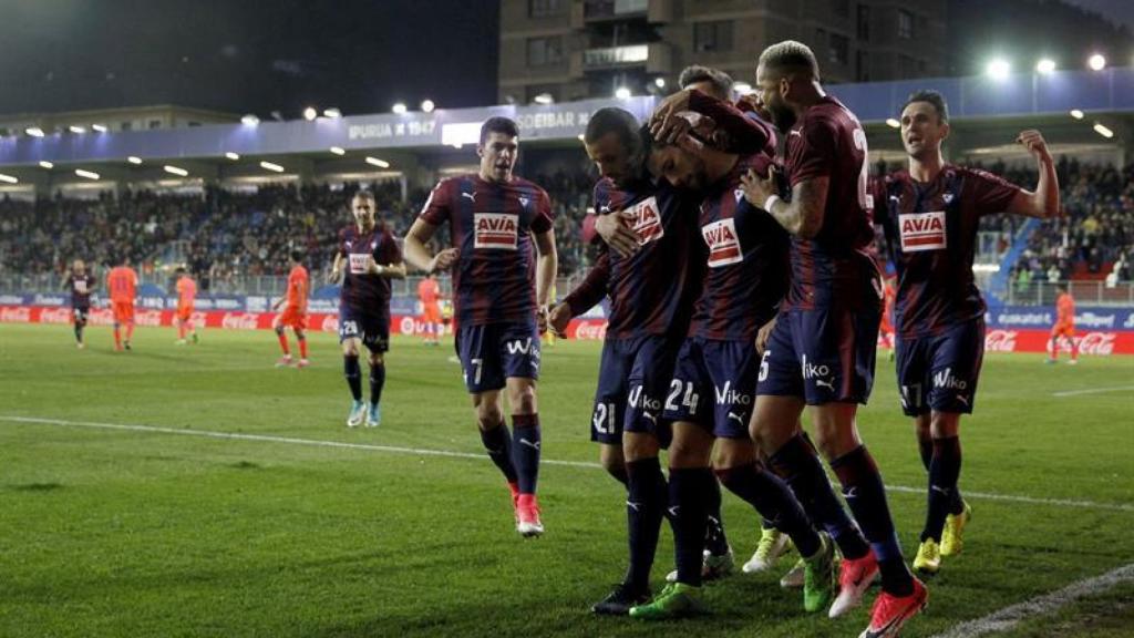 Los jugadores del Eibar celebran un gol en Ipurua.