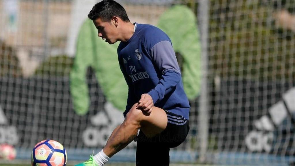 James contra un balón en el entrenamiento