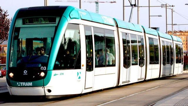 Imagen del tranvía de Barcelona circulando por la Diagonal.