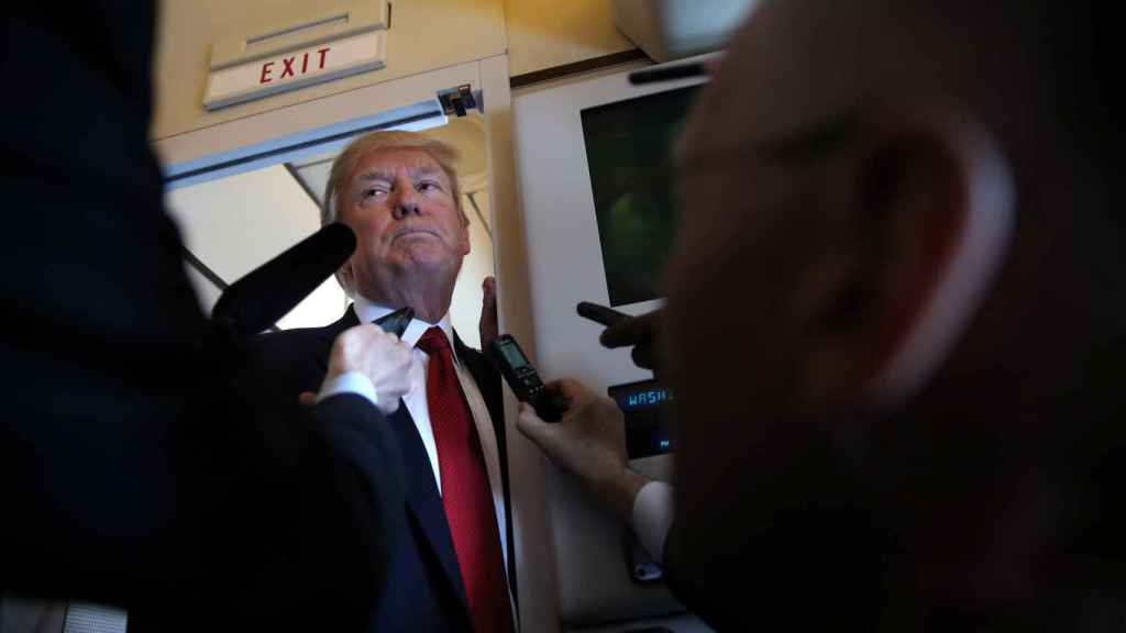 Donald Trump, durante su rueda de prensa en el avión presidencial.