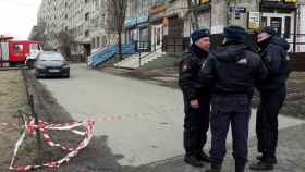 Agentes de policía en la zona residencial de San Petersburgo donde ha ocurrido la explosión.