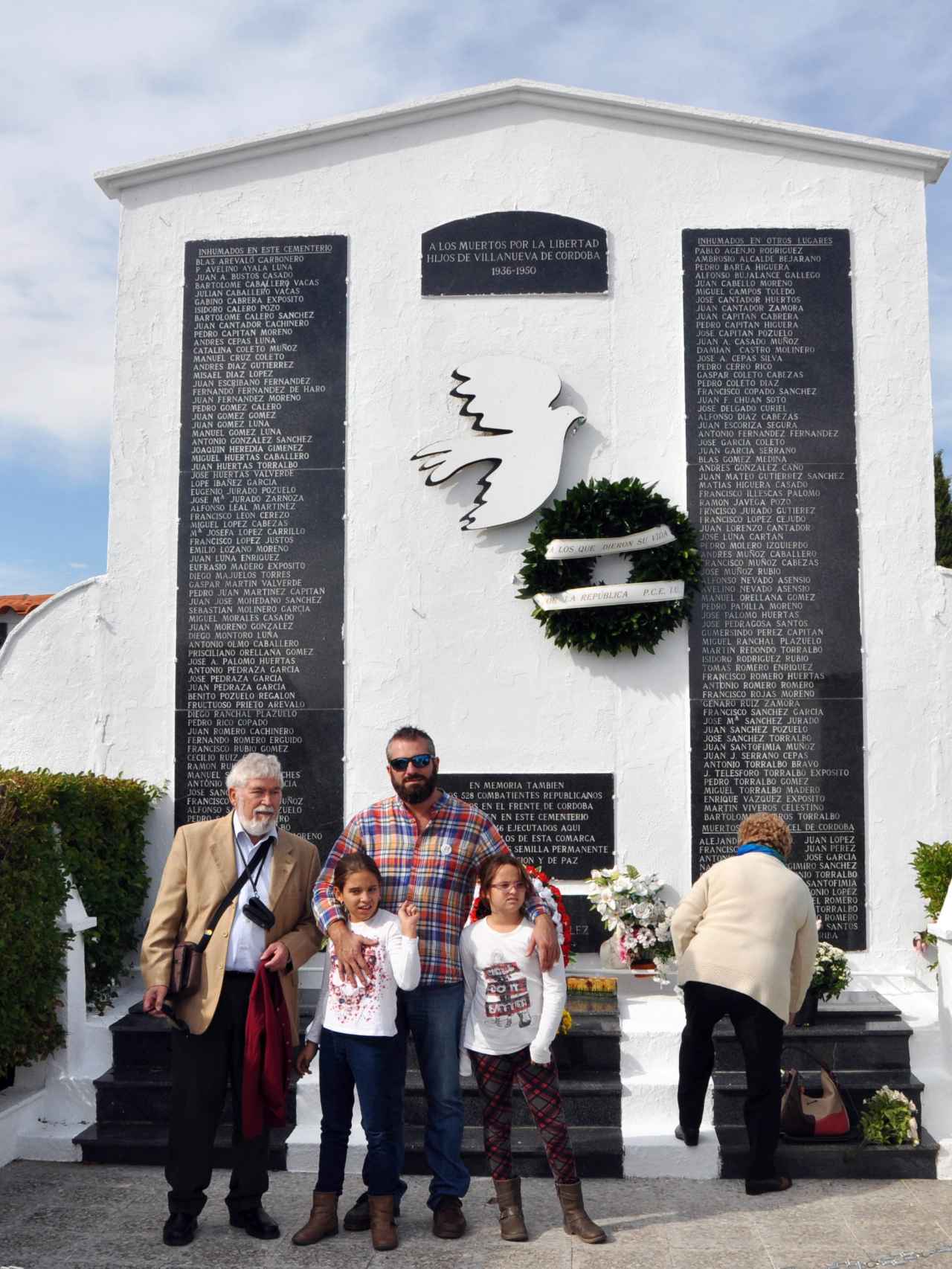 Ernesto, el padre, con su hijo Julián y sus nietos en un mausoleo familiar. Todos son miembros del PCE.