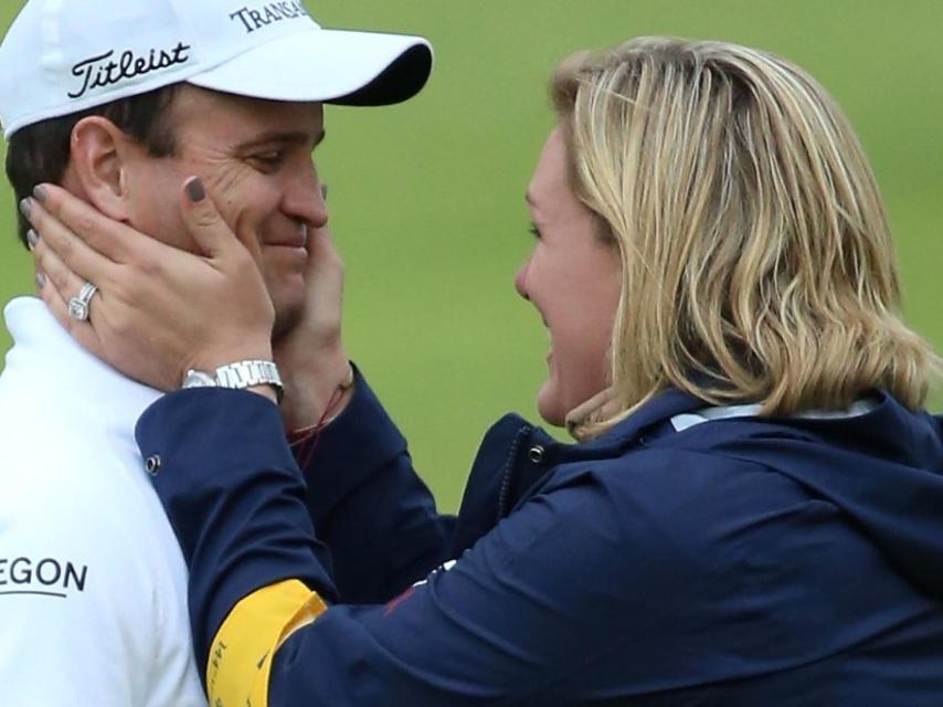 Zach johnson y su mujer tras su victoria en el British de 2015.