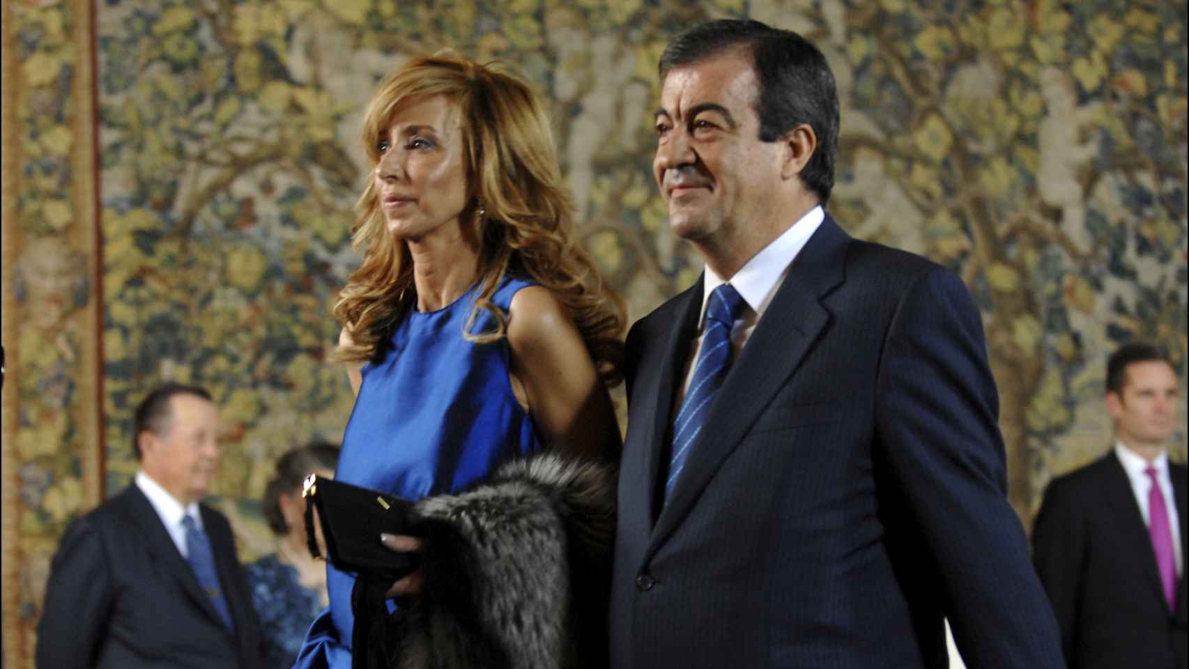Álvarez- Cascos y su esposa, la marchante de arte María Porto.