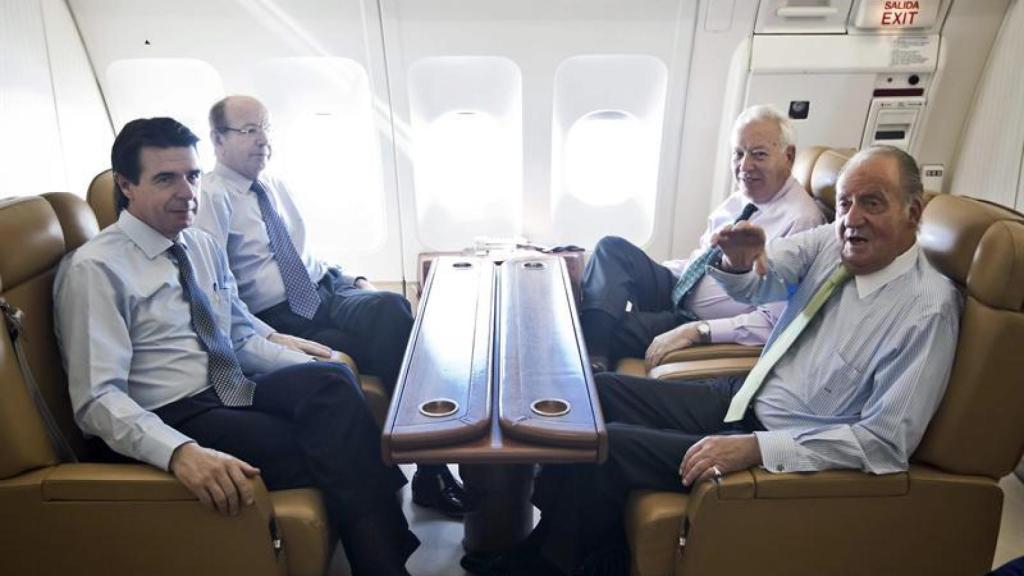 Juan Carlos I junto a los entonces ministros de Industria, José Manuel Soria; Exteriores, José Manuel García-Margallo y el ex jefe de la Casa Real, Rafael Spottorno. (2012). EFE.