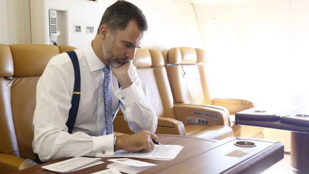 Felipe VI trabaja en el avión durante un viaje oficial a Francia, 2015.