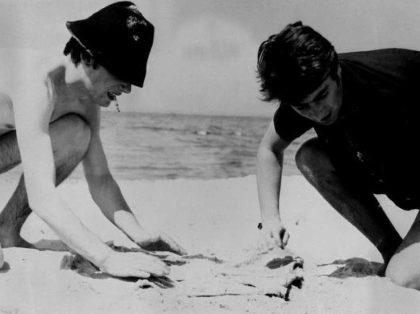 John Lennon y Stuart Sutcliffe en la playa.