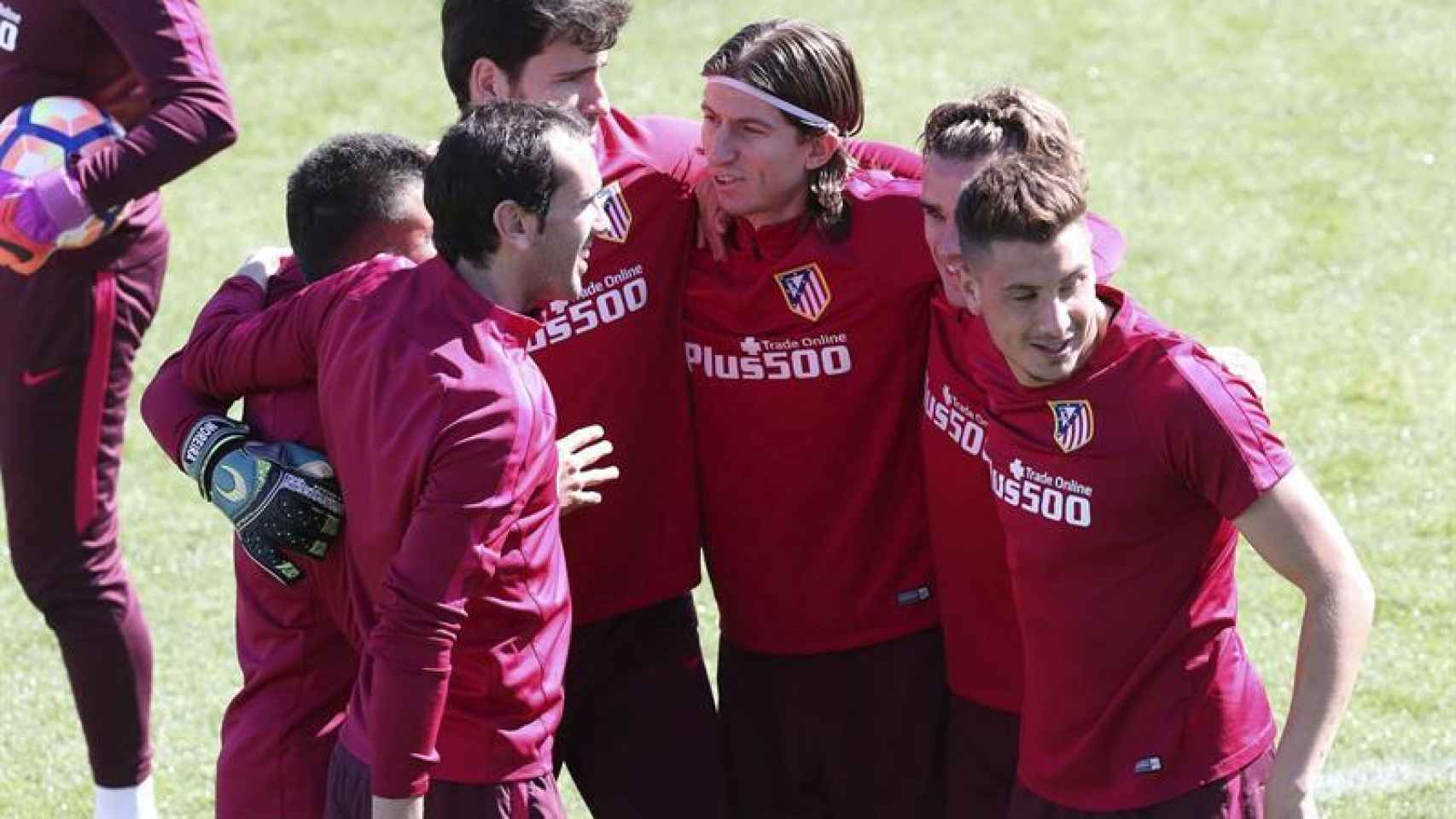 Los jugadores del Atlético durante el entrenamiento matinal.