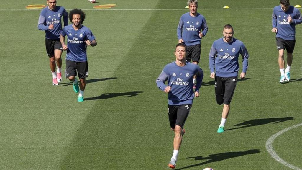 Los jugadores del Real Madrid durante el entrenamiento.