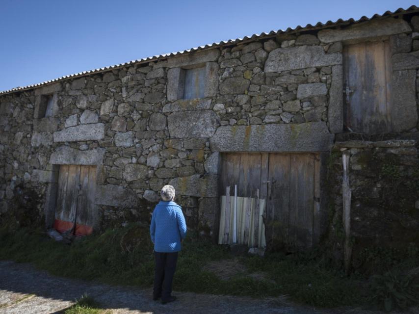 Teresa Alves mira una de las ventanas construidas con fuselaje del avión, en Vilariño.