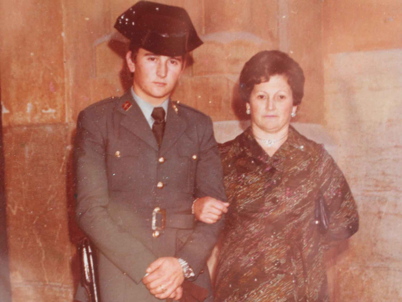 El sargento Hervás y su madre, Olvido Mañas.