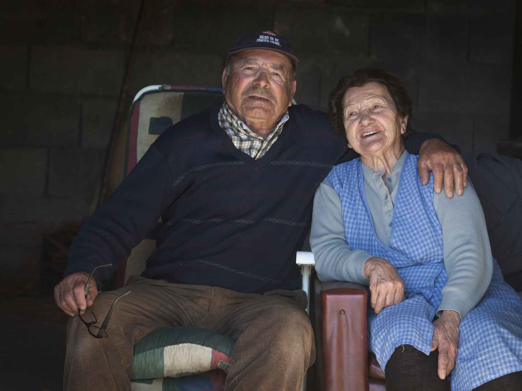 Arturo e Isolina, de 88 y 86, en el sitio en el que toman el sol, a unos metros de su casa.