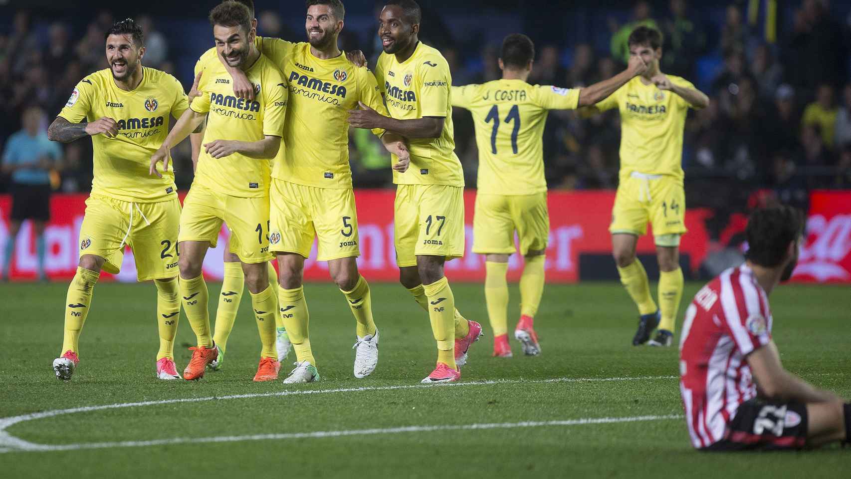 Los jugadores del Villarreal celebran uno de sus goles este viernes.