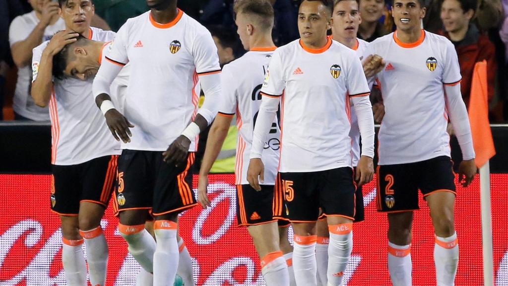 Los jugadores del Valencia celebran un gol.