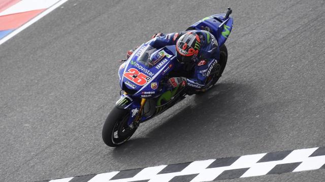 Maverick Viñales cruza la recta de meta en Argentina.