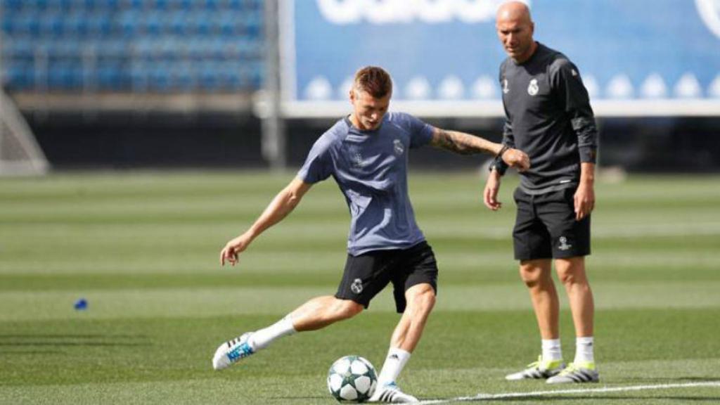 Kroos entrena bajo la mirada de Zidane