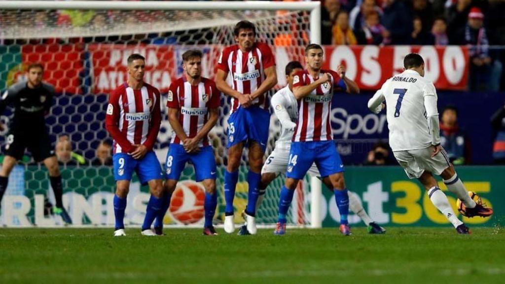 El Real Madrid disputando el derbi en el Calderón