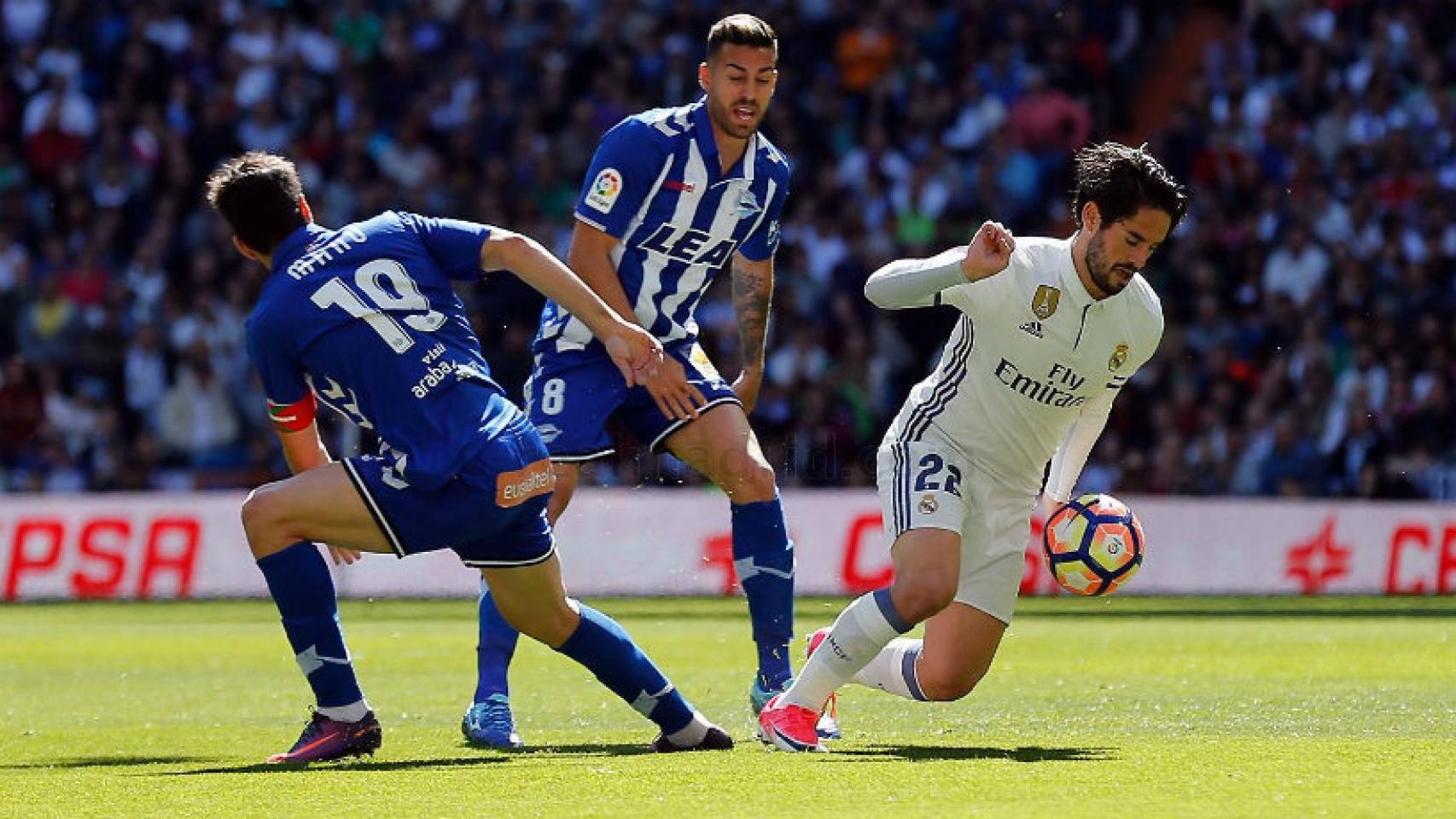 Isco regaeta a un rival del Alavés