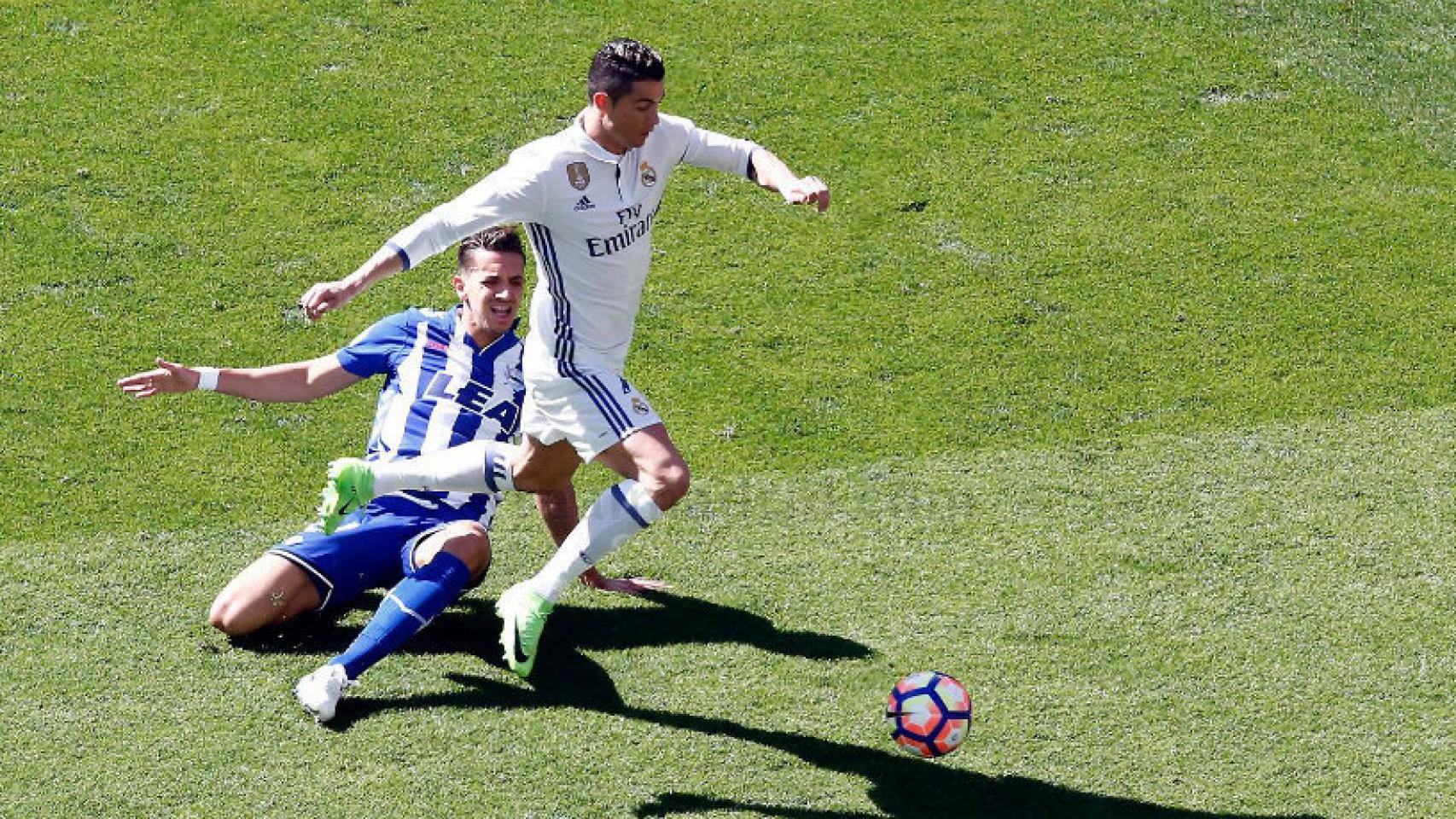 Cristiano sufre una falta contra el Alavés