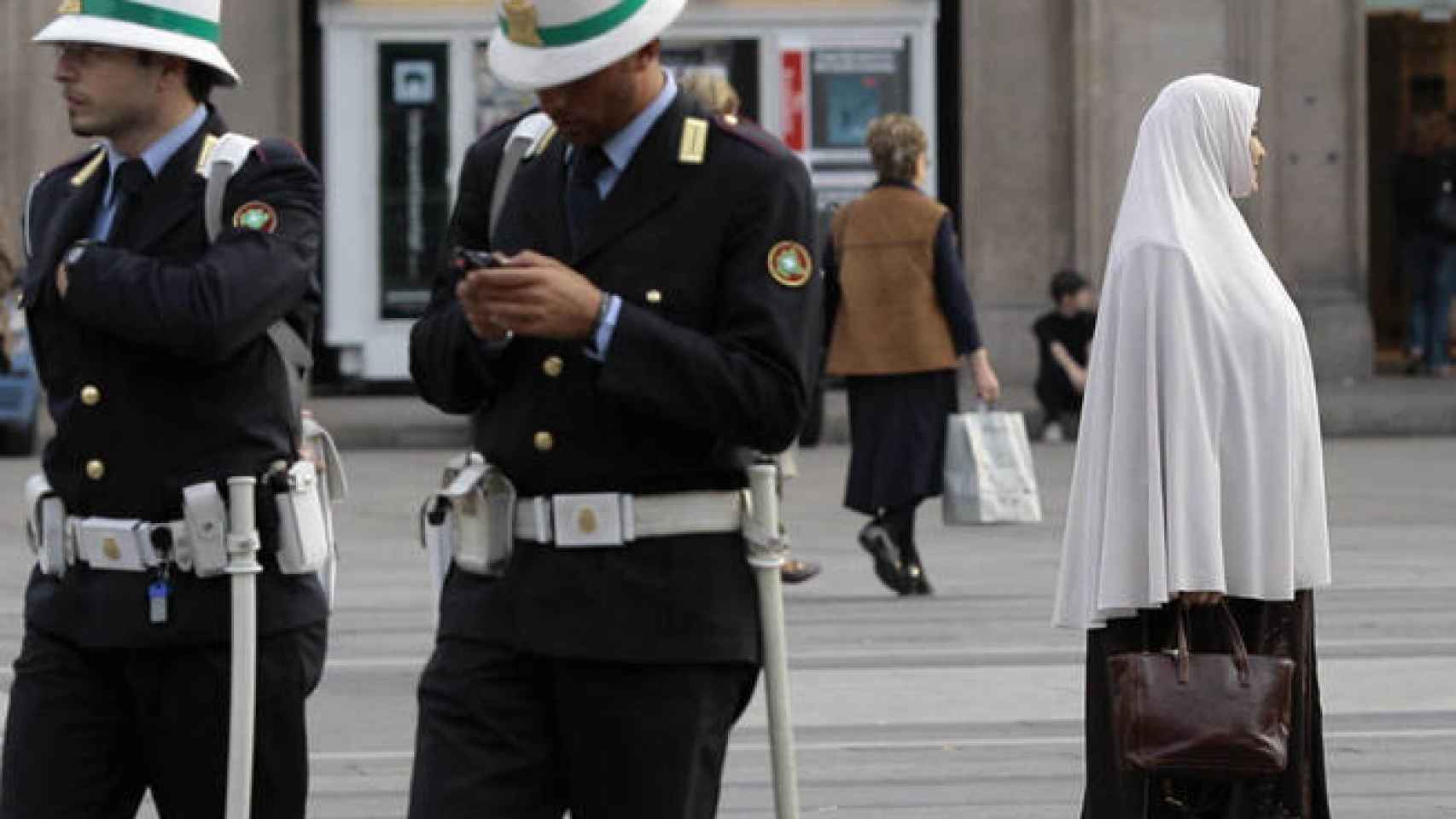 Una mujer camina por el centro de Milán.