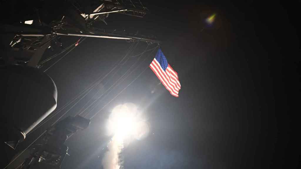 Imagen de uno de los misiles lanzados por EEUU contra la base siria.
