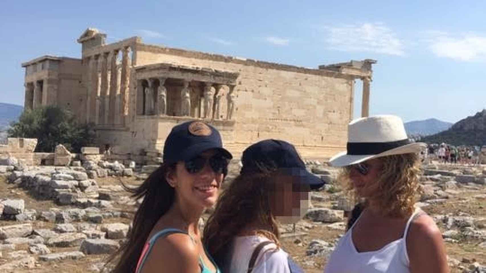 De derecha a izquierda, Diana Quer, su única hermana, Valeria, y su madre, Diana López-Pinel, durante un viaje juntas a Atenas.