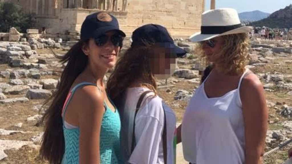 De derecha a izquierda, Diana Quer, su única hermana, Valeria, y su madre, Diana López-Pinel, durante un viaje juntas a Atenas.