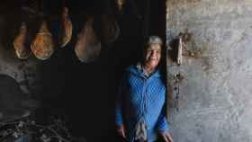 Teresa Alves vive en Vilariño, uno de los pueblos cerca de donde cayó un bombardero británico. Con los restos, esta y otra aldea gallega reformaron sus casas.