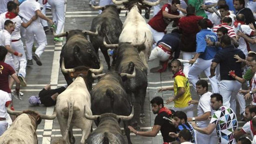 El encierro recorriendo la calle Estafeta