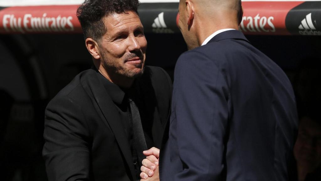 Simeone y Zidane se saludan antes de un Real Madrid - Atlético.