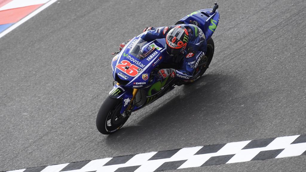 Maverick Viñales cruza la recta de meta en Argentina.