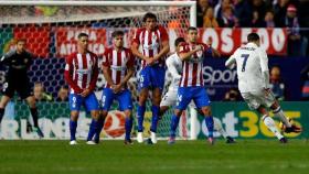 El Real Madrid disputando el derbi en el Calderón