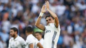 Pepe señalando el escudo del Madrid y rindiéndose a la afición