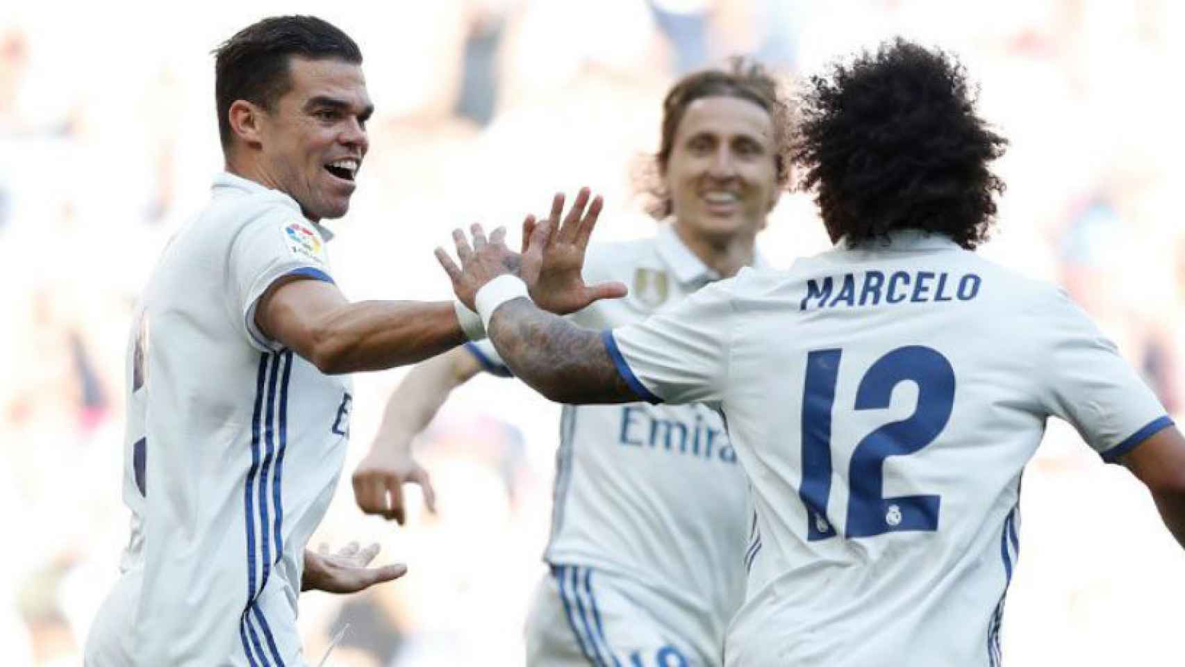 Marcelo y Modric felicitan a Pepe