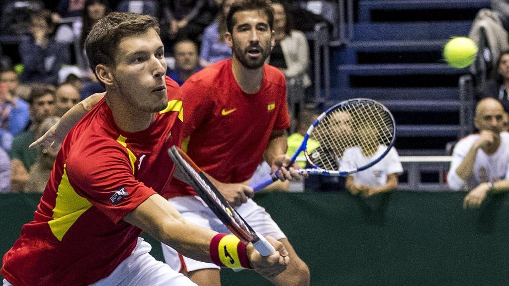 Carreño y López, durante un momento del partido de dobles contra Serbia.