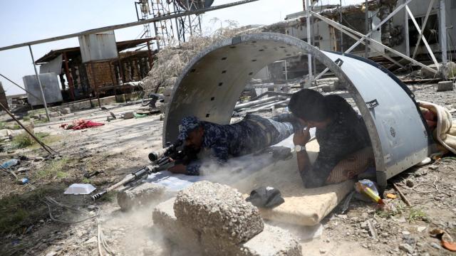 Un tirador se esconde en un barrio de Mosul.