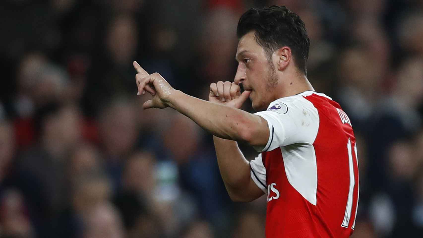 Özil celebra un gol con el Arsenal.