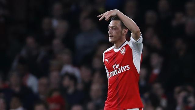 Ózil, durante un partido con el Arsenal.