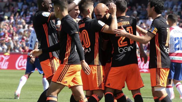 Los jugadores del Valencia celebran un gol en Granada.